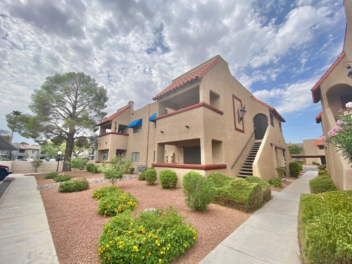 Foto principal - 1 BEDROOM / 1 BATH GATE COMMUNITY/ LOCATED...