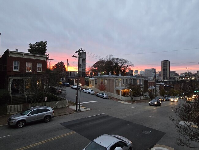 Balcón con vista al centro - 2200 E Broad St