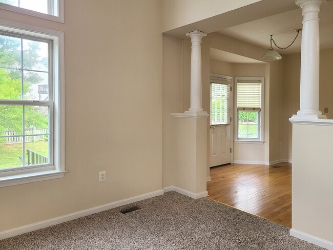 Foto del edificio - Hampton Oaks 4 BR Colonial with 1st Floor ...