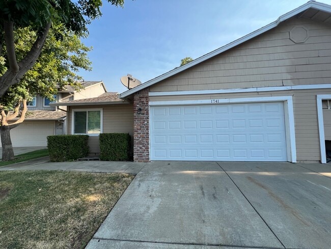 Building Photo - 1741 Wildflower Cir