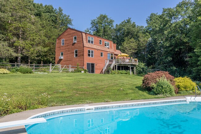Building Photo - 24 Quaker Ridge Rd