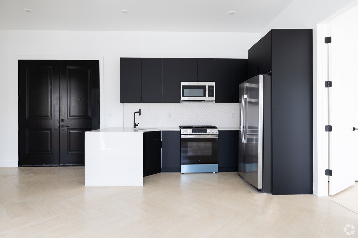 2BR, 2BA - 980SF - Kitchen - 711 Main Ave