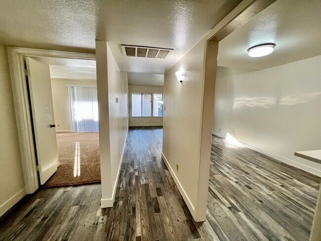 Building Photo - Updated Upstairs 2 Bedroom 2 Bath Northsho...
