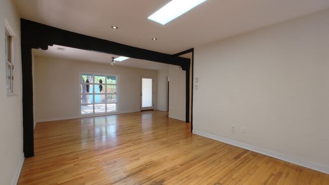 Building Photo - 1st Month Free! Old Town Charm! 2 Bedroom ...