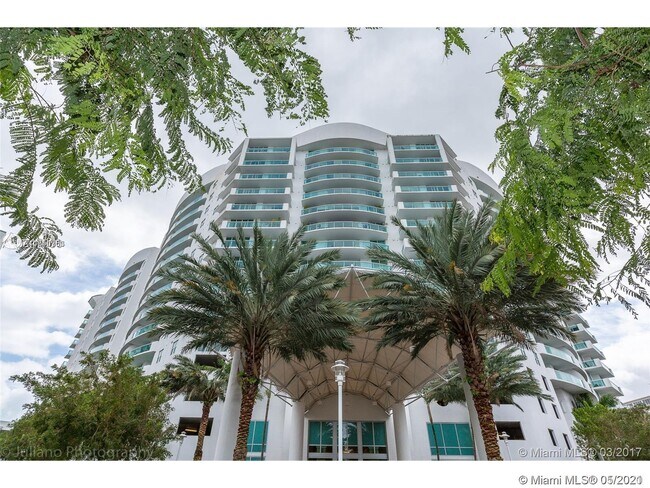 Foto del edificio - 7900 Harbor Island Dr