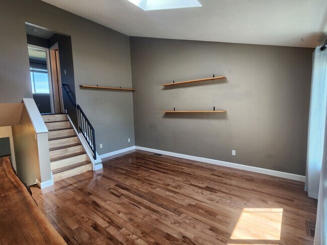 Building Photo - Stunning 3 Bed Home With Large Backyard an...