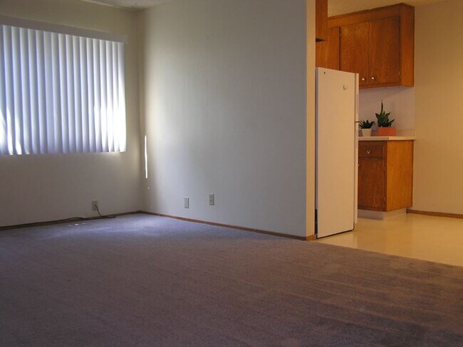 Living room - 2529 Benvenue Ave