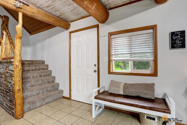 Foto del edificio - Fantastic 4 bedroom home with an additiona...