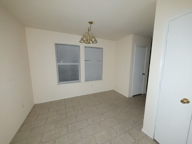 Foto del edificio - 2 BEDROOM 2 BATHROOM    NO PETS