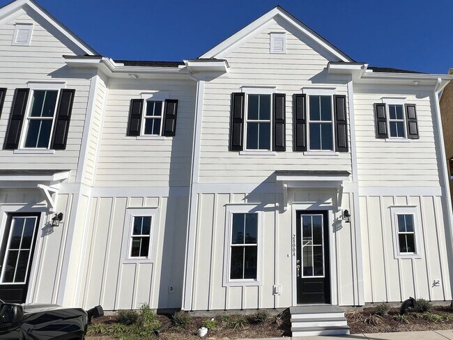 Foto del edificio - Luxury 2BR Townhome in Market Common | Walkable + Pool | Available Now
