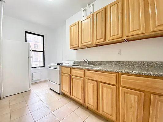 Foto del edificio - 3 bedroom in BRONX NY 10463