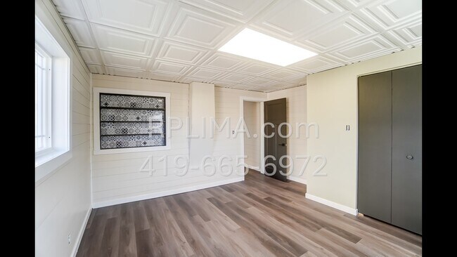 Foto del edificio - 302 W Main St