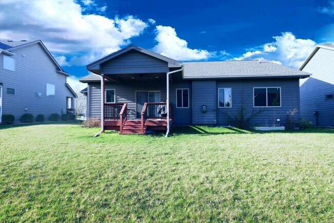 Foto del edificio - "Luxury Ranch Living: Your Dream Home with Furnished Basement in Urbandale"
