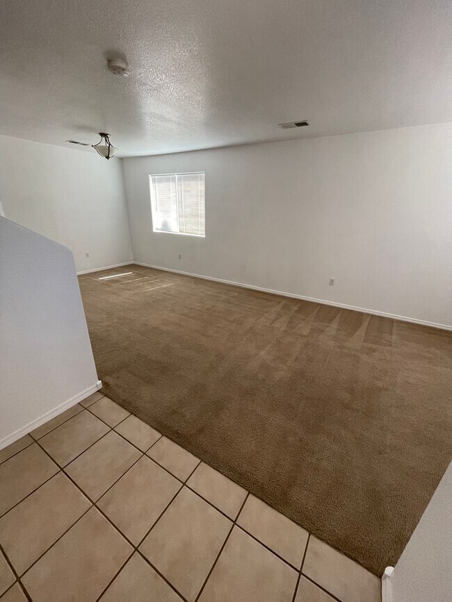 Building Photo - Great 5 Bedroom/2.5 Bathroom off Porter Dr.