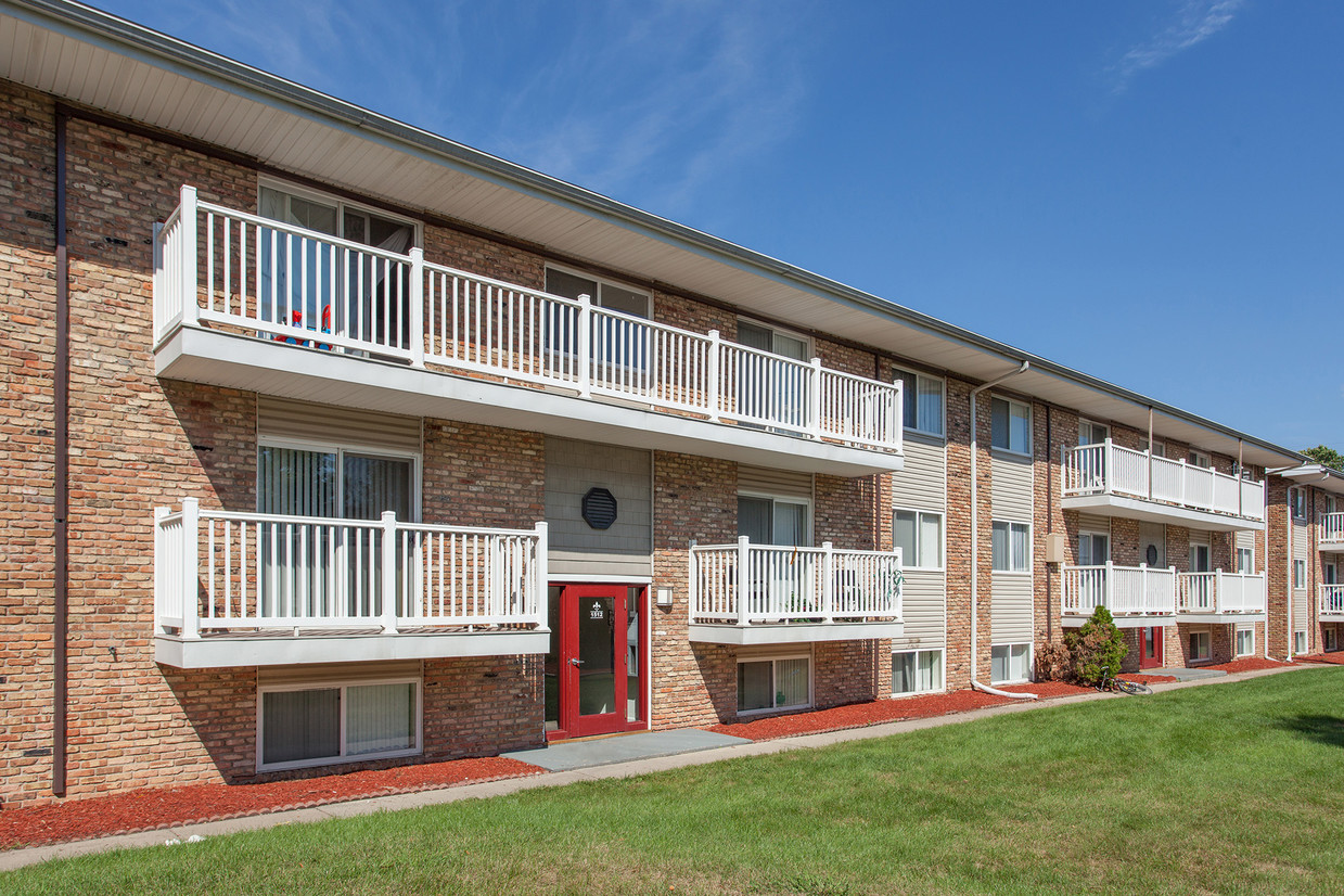 Champaign House Apartments - Lincolnshire West