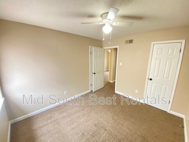 Foto del edificio - 5296 Broken Oak Dr