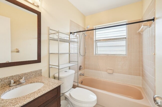 Building Photo - 4 Parkwood Villas Ct