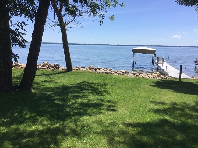 Building Photo - Price Reduced 3 Bedroom 1 1/2 Bath Lake Ho...