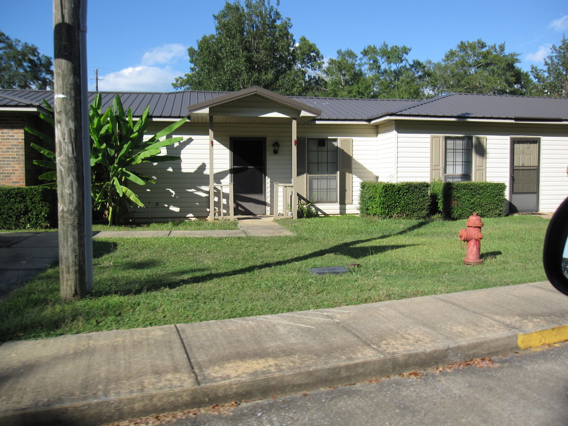 Building Photo - Stonegate Apartments