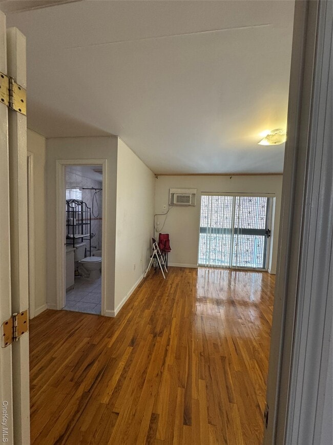 Foto del edificio - 44-41 College Point Blvd