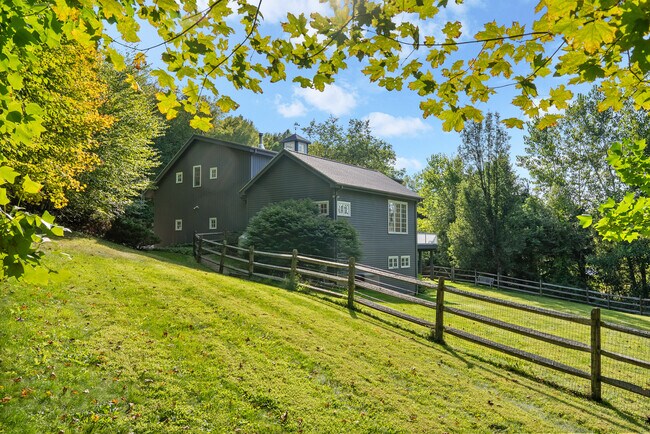 Foto del edificio - 84 Gunn Hill Rd