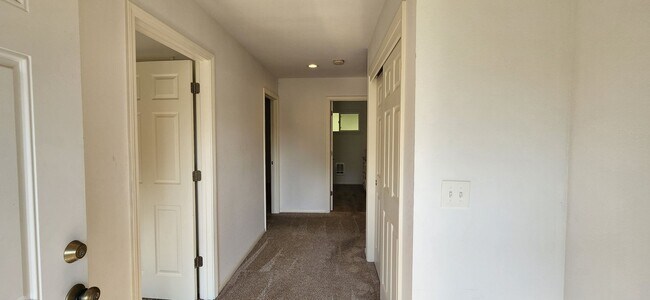 Foto del edificio - 1410 N Waugh Rd