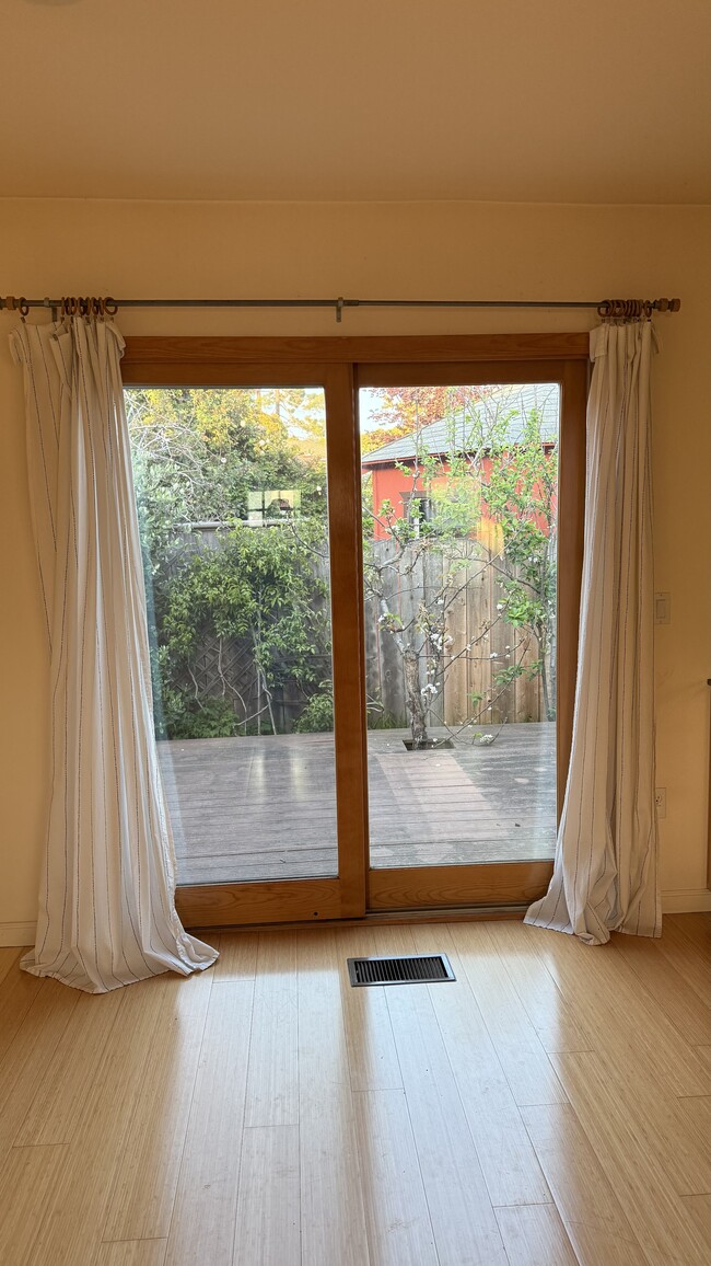 La puerta corrediza se abre a la terraza. - 1007 Evelyn Ave