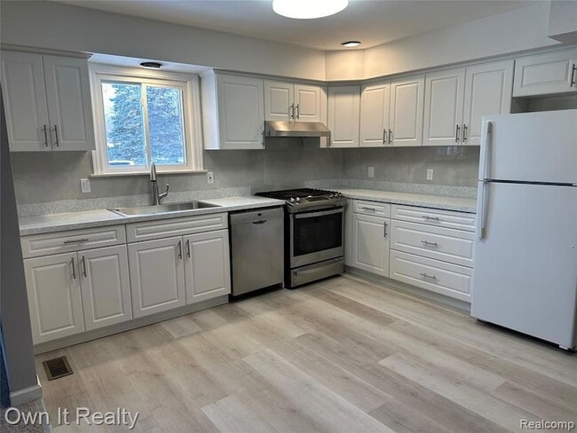 Building Photo - 20195 River Oaks Dr