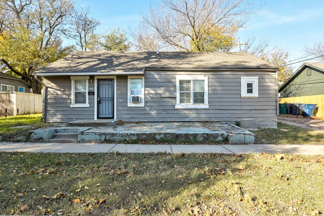 Building Photo - Charming 2-Bedroom Home with Modern Update...