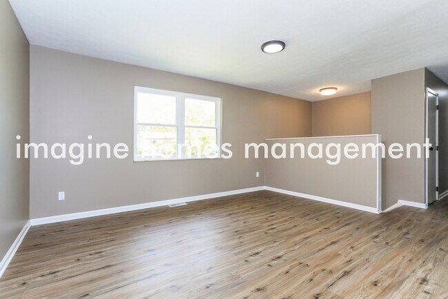 Building Photo - Gorgeous 3 Bedroom 2.5 Bath House in Cinci...