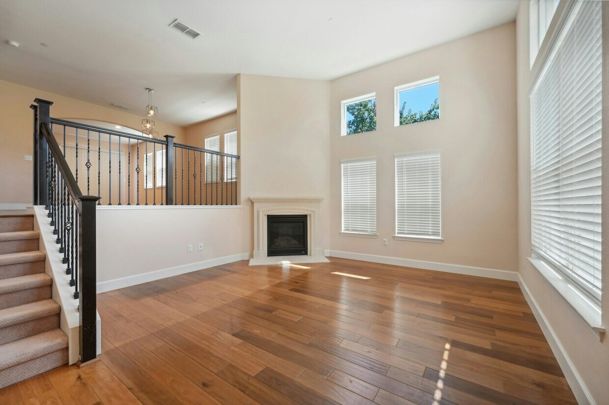Primary Photo - 221 Esfahan Court