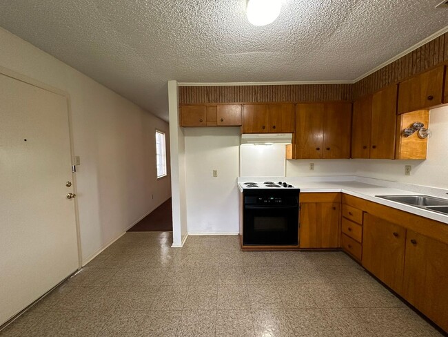 Foto del edificio - Tour Today! : 2 bedroom 1 bath duplex in W...