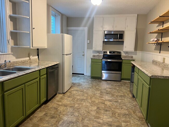 Foto del edificio - Suburban School District - 4 Bedroom Remod...