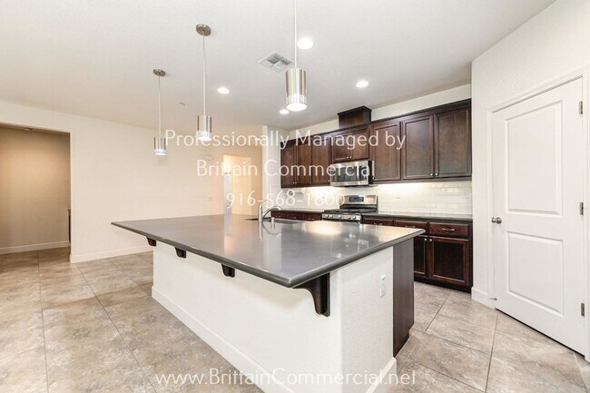 Building Photo - Gorgeous, Spacious 4 Bed 3 Bath Home w/2 C...