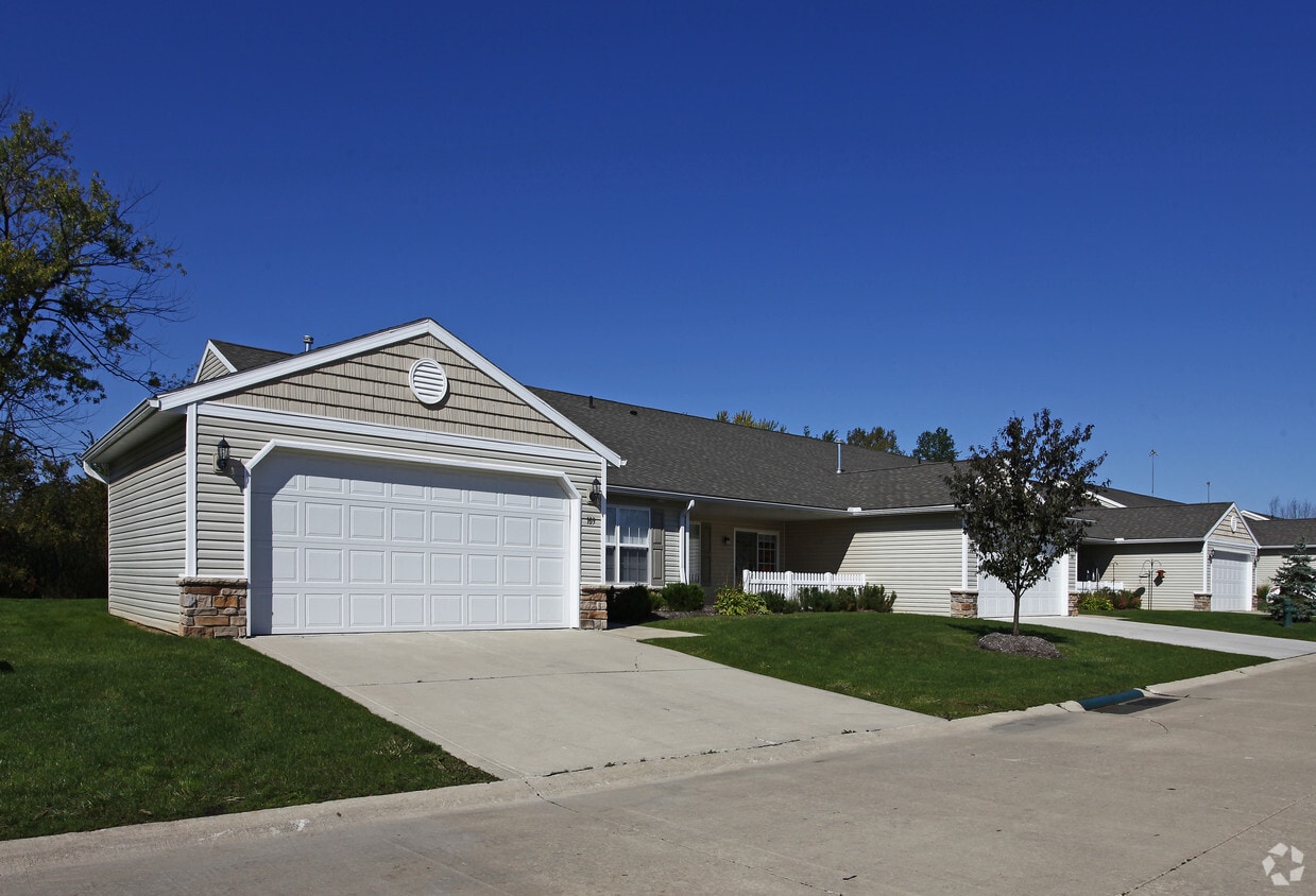 Redwood Olmsted Township Apartments in Olmsted Twp, OH