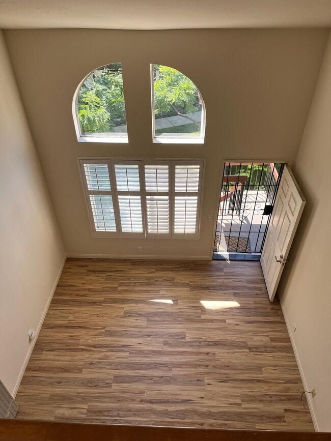 Vaulted ceilings on top floor - light and bright! - 4020 Porte La Paz