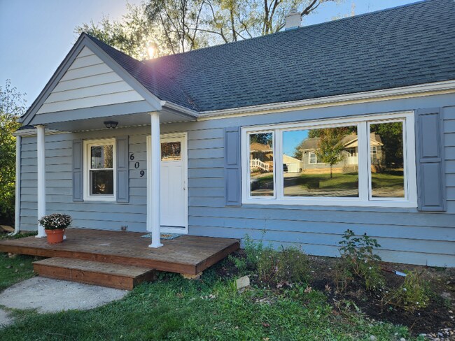 Building Photo - 609 Maple Ave