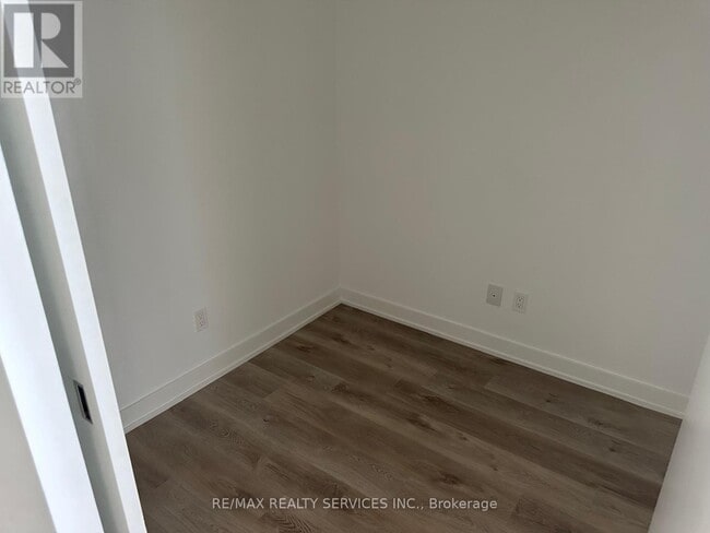 Building Photo - 370 Martha St