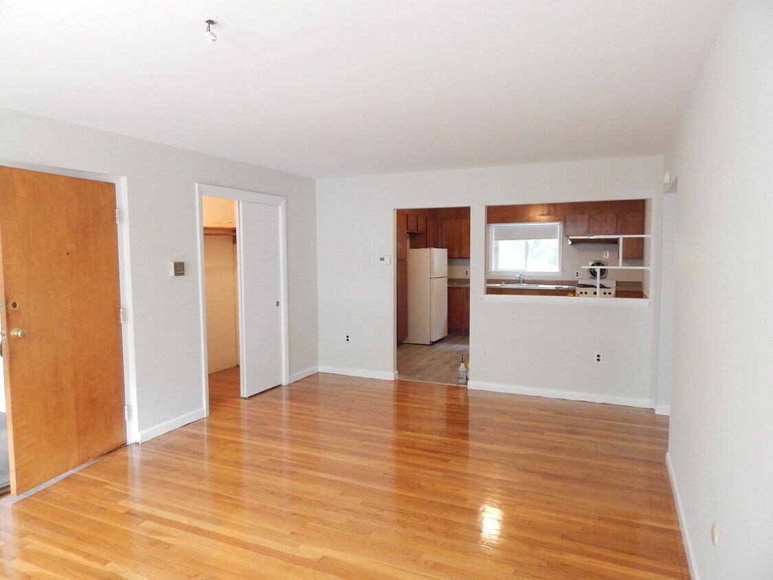 Primary Photo - 142 Barham Ave