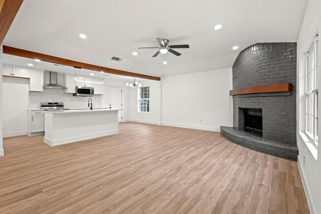 Building Photo - 6000 Cool Springs Dr