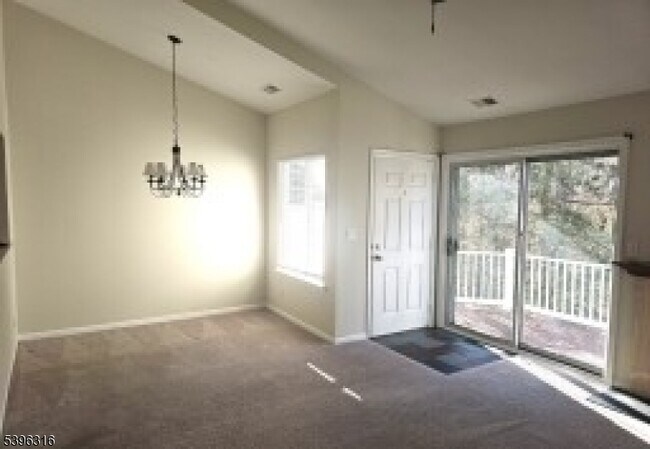 Foto del edificio - 64 Encampment Dr