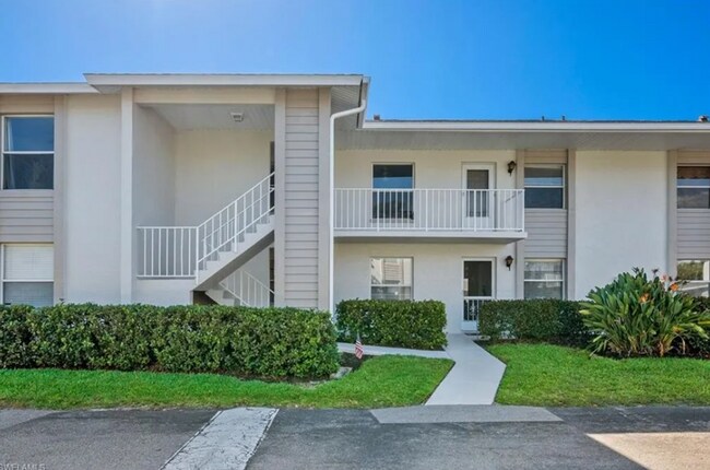 Foto del edificio - Charming 2 Bed 2 Bath Condo in Naples COMING SOON