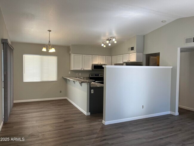 Foto del edificio - 3320 S Parkside Dr