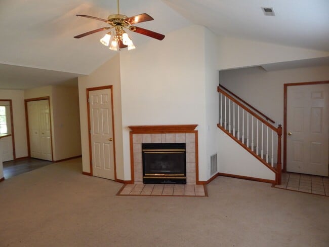 Building Photo - 3 Bed, 2 Bath Duplex