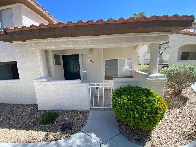 Foto del edificio - Charming 3 Bed/3Bath Townhome nestled in t...