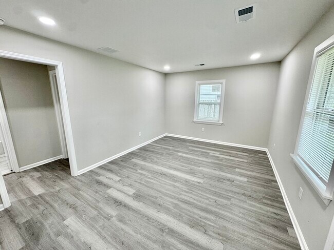 Building Photo - 4062 Alpine Ave