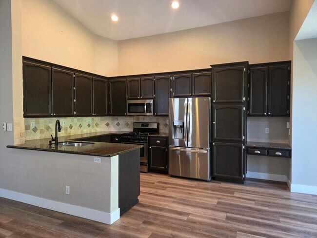 Building Photo - Broadstone - 3bdrm, 2 bath - Close to Shopping, Park & Schools!