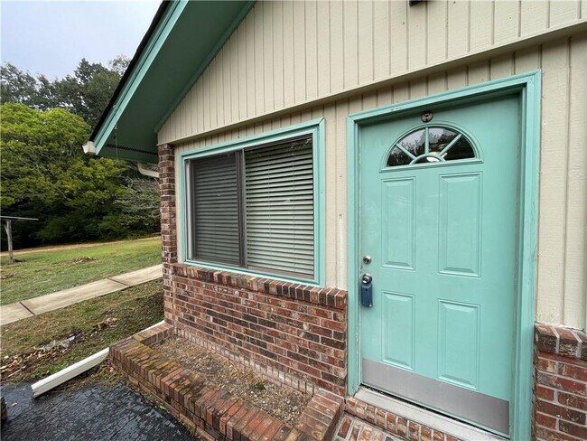 Building Photo - 826 Temple Rd E
