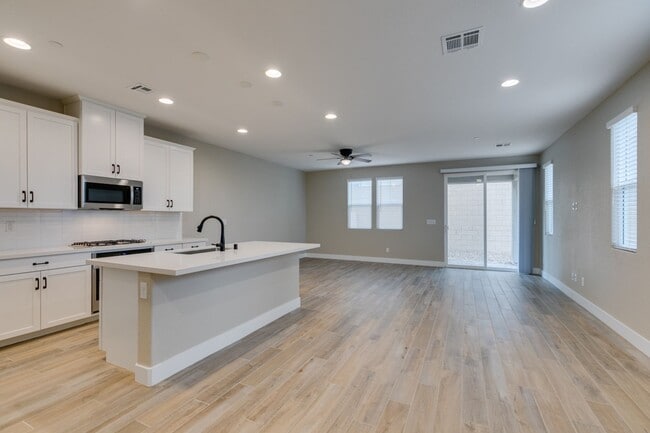 Building Photo - 3 Bedroom + Loft townhome in Cadence- AVAILABLE 5/15/26