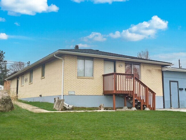 Foto del edificio - Charming 2 Bed, 1 Bath Duplex in the Heart of Cheney